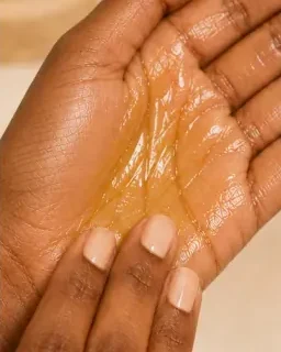 L'huile fond entre les mains